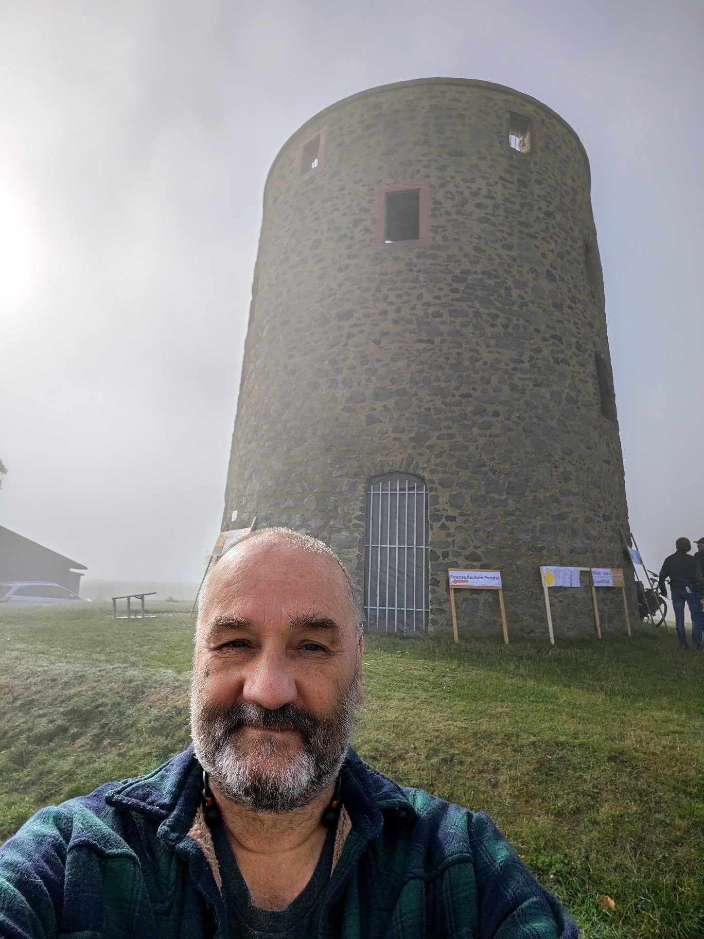 Die Grüninger Warte im Nebel.